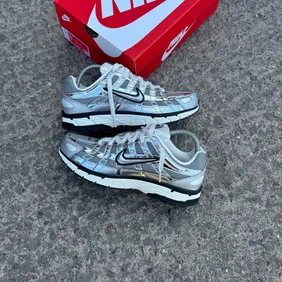 NIKE P-6000 METALLIC SILVER