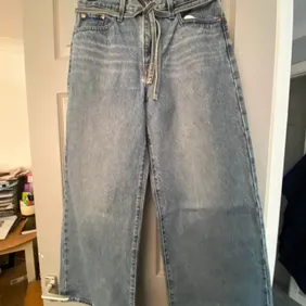 Levi's xl straight a mid rise loose through the hip and thigh jeans size 28/29 shipping is InPost