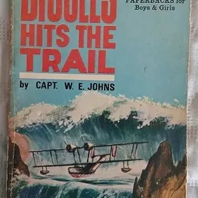Biggles Hits the Trail, Captain W E Johns, UK pb 1962