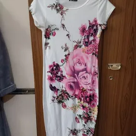 Long Flowered Dress Size 8 To 10 nice dress is long and fairly tight fitting not much stretch to it 