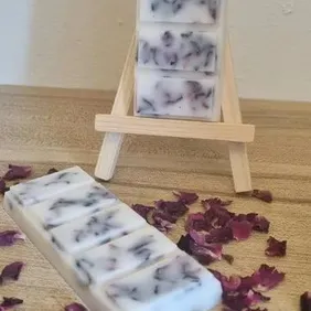 Rose scent wax melt snap bar with rose petals