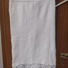 Lipsy White Crochet Back Zip Skirt Size 10 Worn a couple of times but still in good condition knee l