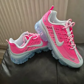 Womans trainers comes with box