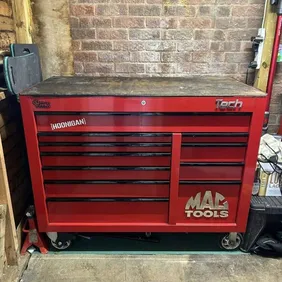 Mac tool box with the tools delivery only man and van with deliver it was a family members it’s been