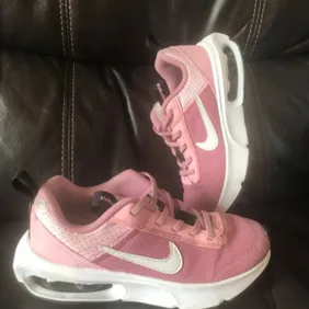 Nike Air Max Trainers in Pink size 3 Uk both bubbles intact plenty of life left in these trainers