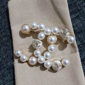 Elegant Crystal Flower Brooch - Add Sparkle to Your Outfit!Adorn your attire with this exquisite met