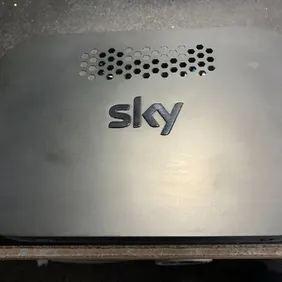 SKY ER110 POWERHUB WIRELESS ROUTER APPEARS AS NEW ARRIVED UNBOXED JUST BARE ROUTER NO CABLES BUT IT 