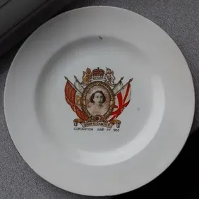 QUEEN ELIZABETH CORONATION PLATE, WASHINGTON POTTERY, 1953, vintage retro