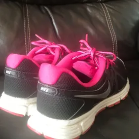 Nike Trainers size Uk 5 in good condition black and pink