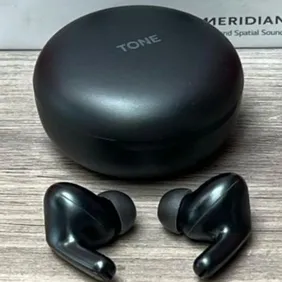 LG UFP5 WIRELESS EARBUDS / POWERS UP & CONNECTS VIA Bluetooth