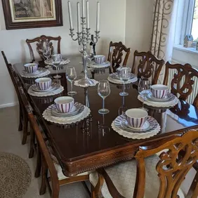 Solid Mahogany Extendable table with 8 upholstered chairs. Stunning condition as per pictures. Dark 