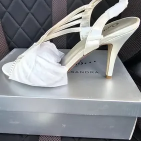 Brand New in Box Occasions By Casandra Dress Shoe Ivory Size 5