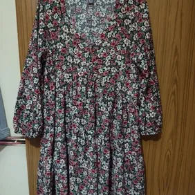 Floral tiered dress size 12 never worn good quality heavy material has elasticated sleeves at the en