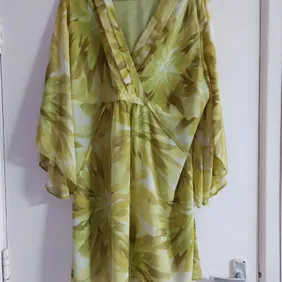 e clothing BNWOT vibrant mixed green print tunic, lined underneath with a tie at the back and 3/4 lo