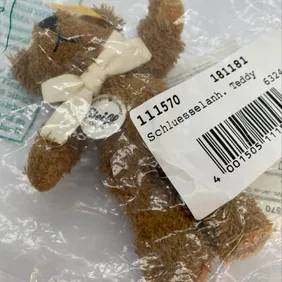  Steiff James keyring Has been kept in his original plastic bag it’s sealed never been opened.
