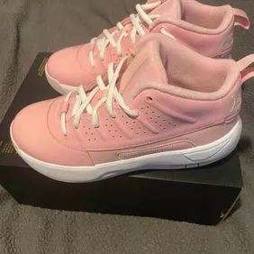 Nike air Jordan's max aura7 gs  size 4.5 brand new in a half box pink and white it's a beautiful tra
