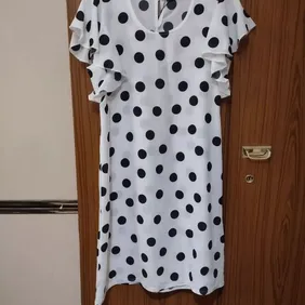 Boohoo Spotty Dress Size 10 Nwt Lovely textured dress with blue spots button on the back