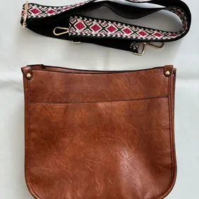 Brand new women’s brown crossbody shoulder bag with a stylish vintage-look faux leather finish.