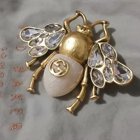 Vintage Elegance: Crystal-Encrusted Floral BroochAdd a touch of timeless grace to your outfit with t