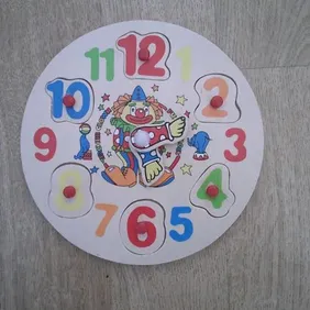 Kid's wooden jigsaw clock with 6 jigsaw pieces. Excellent condition, from a smoke & pet free home. D