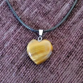 Heart-shaped natural stone necklace. Costume jewellery 