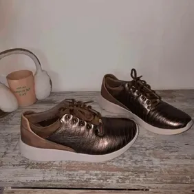 Strike the perfect balance between fashion and sports with these sneakers from our Unstructured coll