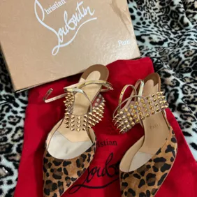 Christian Louboutin kitten heels. Excellent condition. Box and dust bag included size 39/6.5 