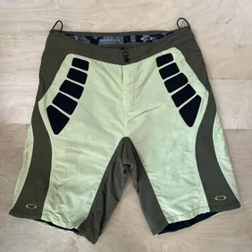 Cool Breeze Men's Green Shorts: Perfect for Summer Days!