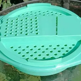 Tupperware Grater (Jadite Green) with Lid, Bowl, & 2 strainer Lids, Vintage