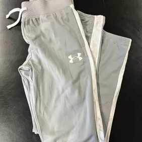 Under armour size Youth L in grey