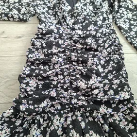 New with tag Size 8-10uk This black floral dress is a mini dress by the brand Actuel that features p