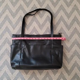 Chic Elegance: Sleek Black Shoulder Bag for Every Occasion