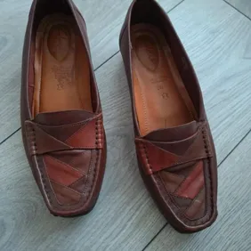 Clarks Women's Leather Loafers UK 5.5 - Soft Comfortable Brown Hand Sewn ShoesExperience impeccable 