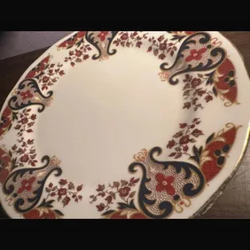  vintage plate is a Colclough Bone China plate in the 'Royale' pattern (pattern number 8525) sandwic
