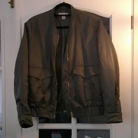 Ladies thin, khaki green bomber jacket. Originally from H&M, size UK 8, US 10, EUR 40. Excellent con