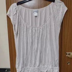 Beige h&m top size s Beige slouchy top with lots of silver studs from h&m says size s would fit abou