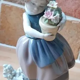 Lladro Girl with Flowerpot Figurine (1983), Spring is Here, 5223, cute Retro