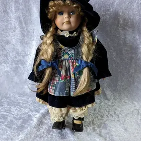 Leonardo collection porcelain doll 'Amy'