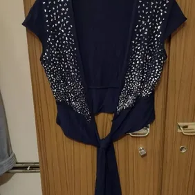 Vintage Navy Blue Crop Tie Top Size 10. Worn a couple of times but still like new condition has lots