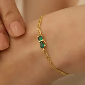 Purr-fect Emerald Cat Bracelet - A Dainty Touch of Elegance