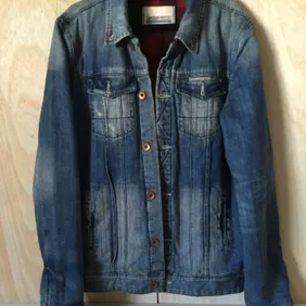 Superdry Denim Trucker Jacket.  No size label that I can see but it would best fit a size large as t