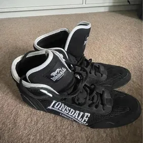Lonsdale Boots Size 9.5 UK in Mint Condition